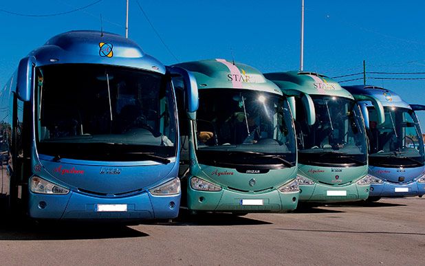 Autocares Aguilera autobuses parqueados