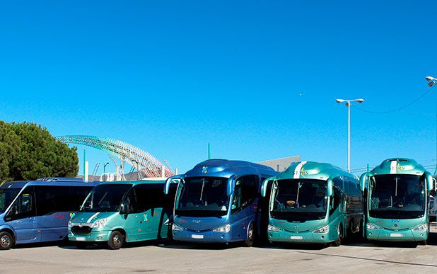 Autocares Aguilera vehículos estacionados 