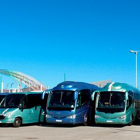 Autocares Aguilera vehículos estacionados 