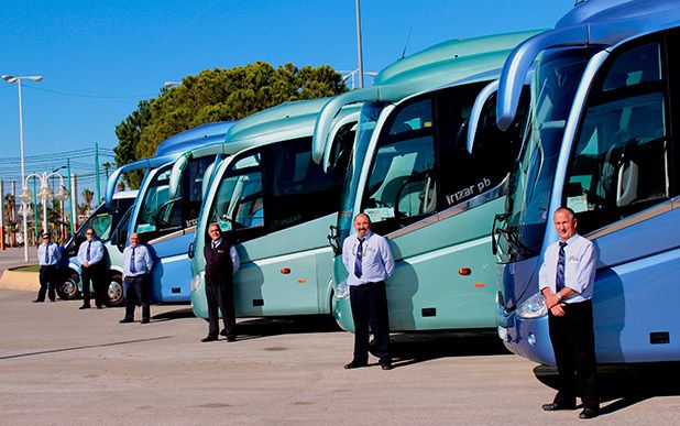 Autocares Aguilera conductores junto a vehículos
