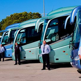 Autocares Aguilera conductores junto a vehículos