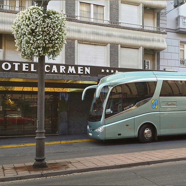 Autocares Aguilera autobús aparcado en Hotel Carmen