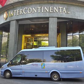 Autocares Aguilera vehiculo estacionado en Intercontinental 