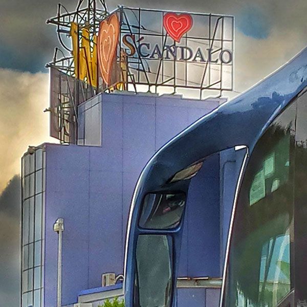 autobús y edificio