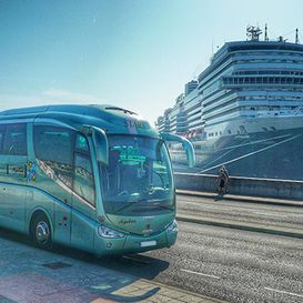 Autocares Aguilera autobús junto a crucero 