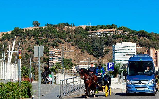 Autocares Aguilera vehículo junto a carroza de caballo