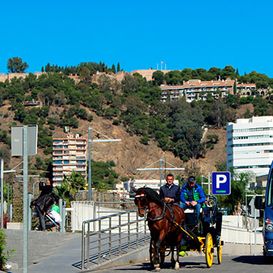 Autocares Aguilera vehículo junto a carroza de caballo